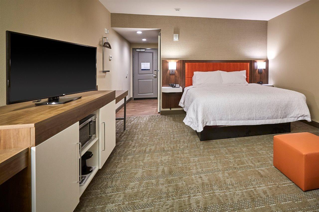 Hampton Inn & Suites Роузберг Экстерьер фото