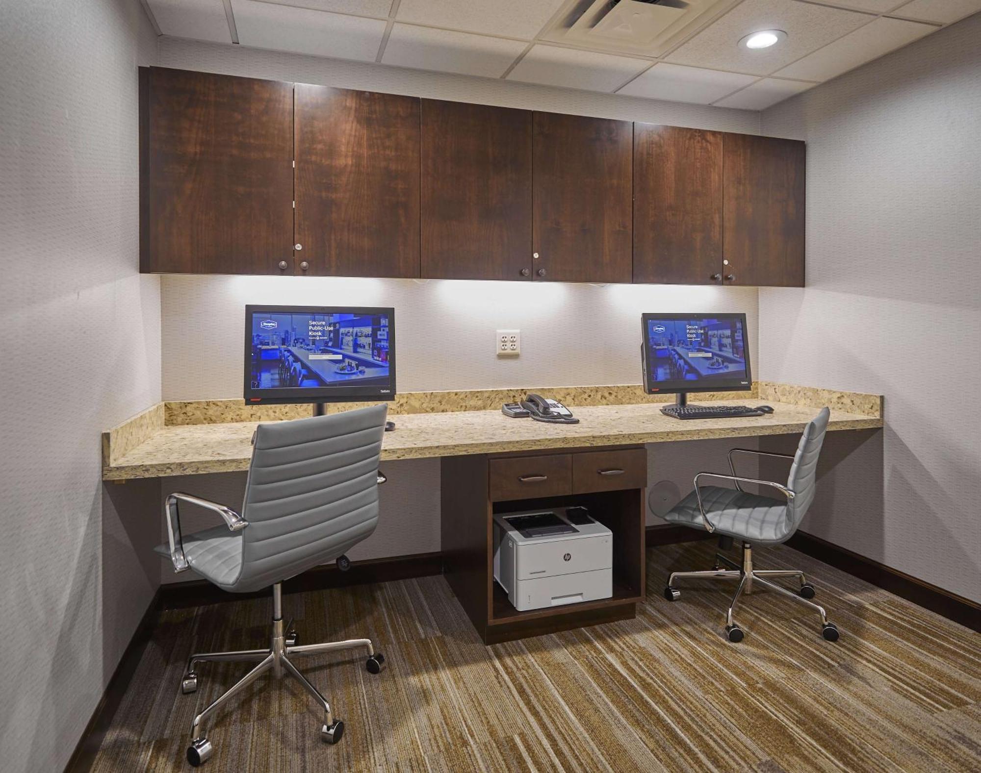 Hampton Inn & Suites Роузберг Экстерьер фото