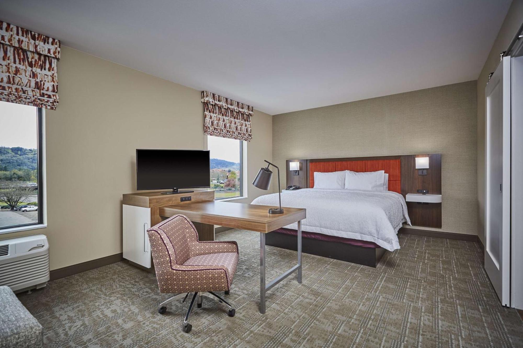 Hampton Inn & Suites Роузберг Экстерьер фото